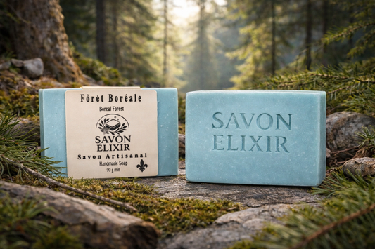 Savon artisanal Forêt Boréale – parfum frais et boisé inspiré des sous-bois du Québec, avec notes de bois de santal, bergamote et sauge, nettoie et hydrate en douceur, fait main, biodégradable et végan, Savon Élixir Québec